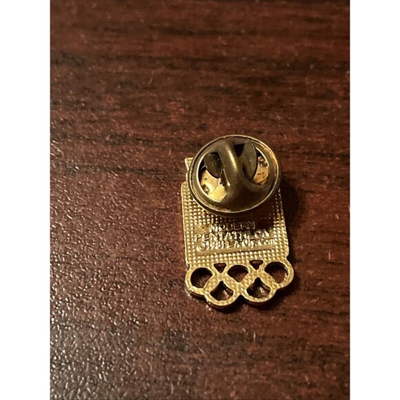 1984 Los‎ Angeles Olympics Modern Pentathlon Event Lapel Hat Pin - Picture 3 of 3